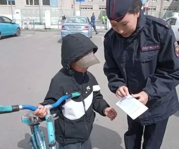 В Кызыле прошла акция «Велосипедист» с участием Госавтоинспекции и ЮИДовцев В Кызыле прошла акция «Велосипедист» с участием Госавтоинспекции и ЮИДовцев
