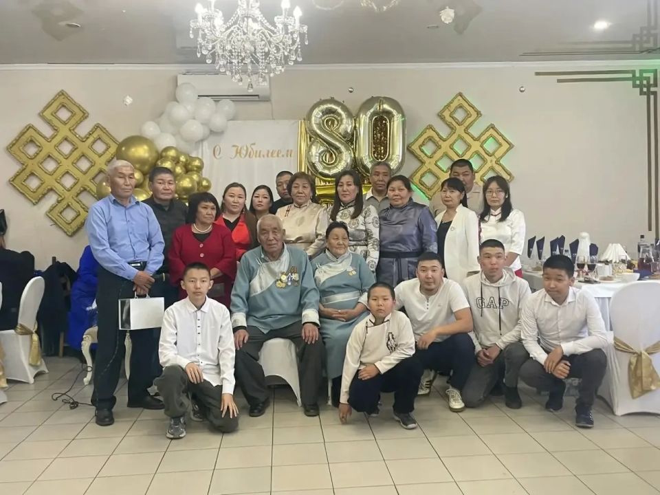 Семья Агбаан из сумона Арыскан отметила изумрудную свадьбу и 80-летие главы семейства Семья Агбаан из сумона Арыскан отметила изумрудную свадьбу и 80-летие главы семейства