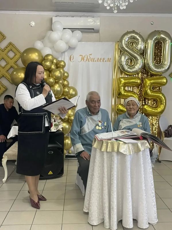 Семья Агбаан из сумона Арыскан отметила изумрудную свадьбу и 80-летие главы семейства