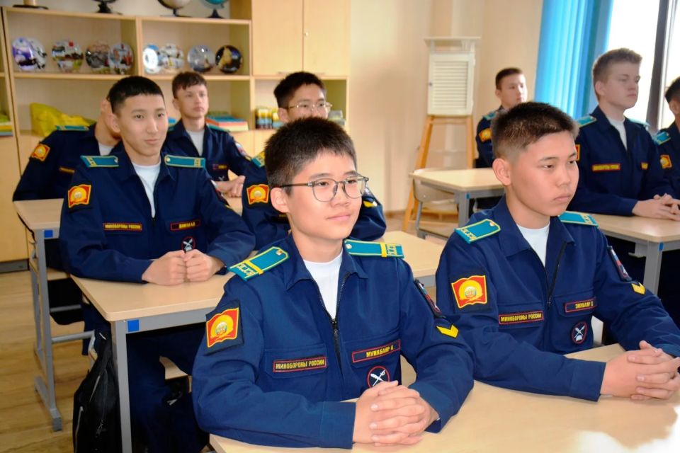 В Кызылском ПКУ состоялись итоговые Разговоры о важном по теме «Ценности, которые нас объединяют» – кадеты вместе с педагогами обобщили все полученные знания на внеурочных занятиях за весь учебный год В Кызылском ПКУ состоялись итоговые Разговоры о важном по теме «Ценности, которые нас объединяют» – кадеты вместе с педагогами обобщили все полученные знания на внеурочных занятиях за весь учебный год