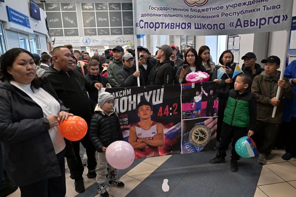 Владислав Ховалыг поздравил победителя юниорского Первенства Европы по вольной борьбе Максима Монгуша Владислав Ховалыг поздравил победителя юниорского Первенства Европы по вольной борьбе Максима Монгуша
