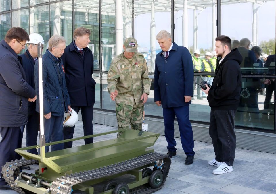 Полномочный представитель Президента Российской Федерации в Сибирском федеральном округе Анатолий Серышев передал военнослужащим батальона «СКИФ» автономную мобильную платформу для эвакуации раненых и перевозки грузов