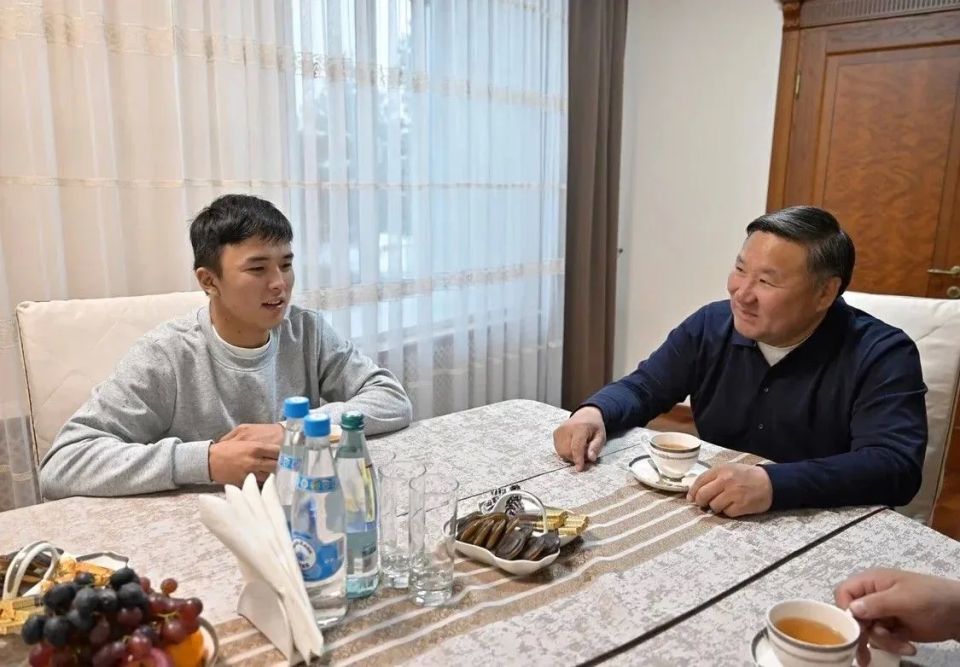 Владислав Ховалыг поздравил победителя юниорского Первенства Европы по вольной борьбе Максима Монгуша Владислав Ховалыг поздравил победителя юниорского Первенства Европы по вольной борьбе Максима Монгуша