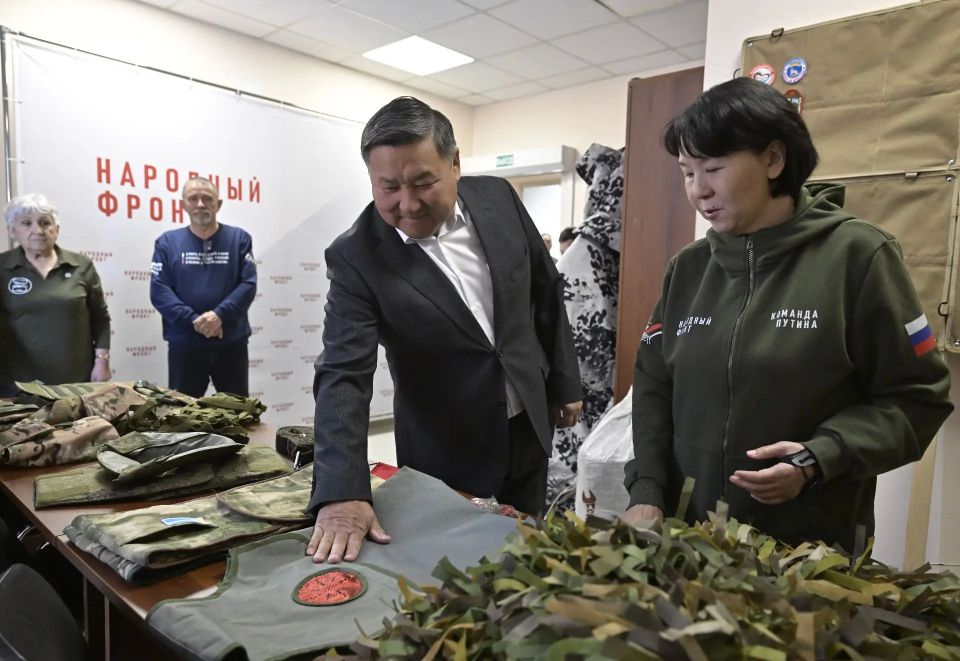 Глава Тувы Владислав Ховалыг вчера посетил пункт сбора гуманитарной помощи регионального отделения Народного фронта, где посетил штаб волонтеров, которые изготавливают маскировочные сети, противоосколочную защитную...