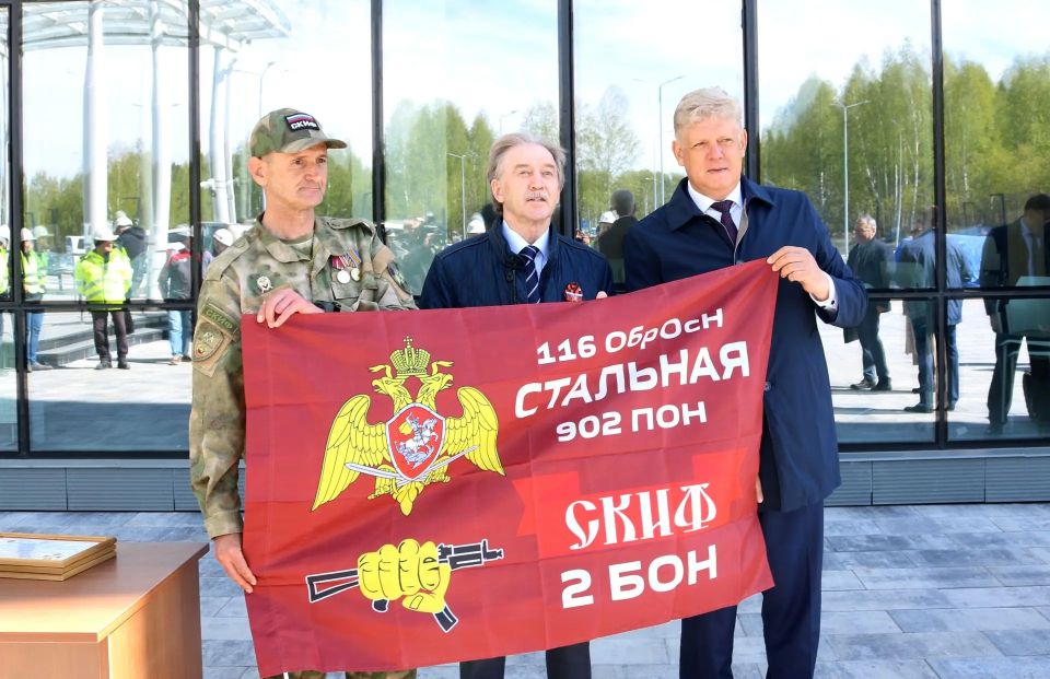 Полномочный представитель Президента Российской Федерации в Сибирском федеральном округе Анатолий Серышев передал военнослужащим батальона «СКИФ» автономную мобильную платформу для эвакуации раненых и перевозки грузов Полномочный представитель Президента Российской Федерации в Сибирском федеральном округе Анатолий Серышев передал военнослужащим батальона «СКИФ» автономную мобильную платформу для эвакуации раненых и перевозки грузов