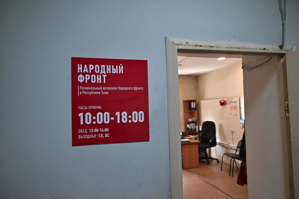 Глава Тувы Владислав Ховалыг вчера посетил пункт сбора гуманитарной помощи регионального отделения Народного фронта, где посетил штаб волонтеров, которые изготавливают маскировочные сети, противоосколочную защитную... Глава Тувы Владислав Ховалыг вчера посетил пункт сбора гуманитарной помощи регионального отделения Народного фронта, где посетил штаб волонтеров, которые изготавливают маскировочные сети, противоосколочную защитную...