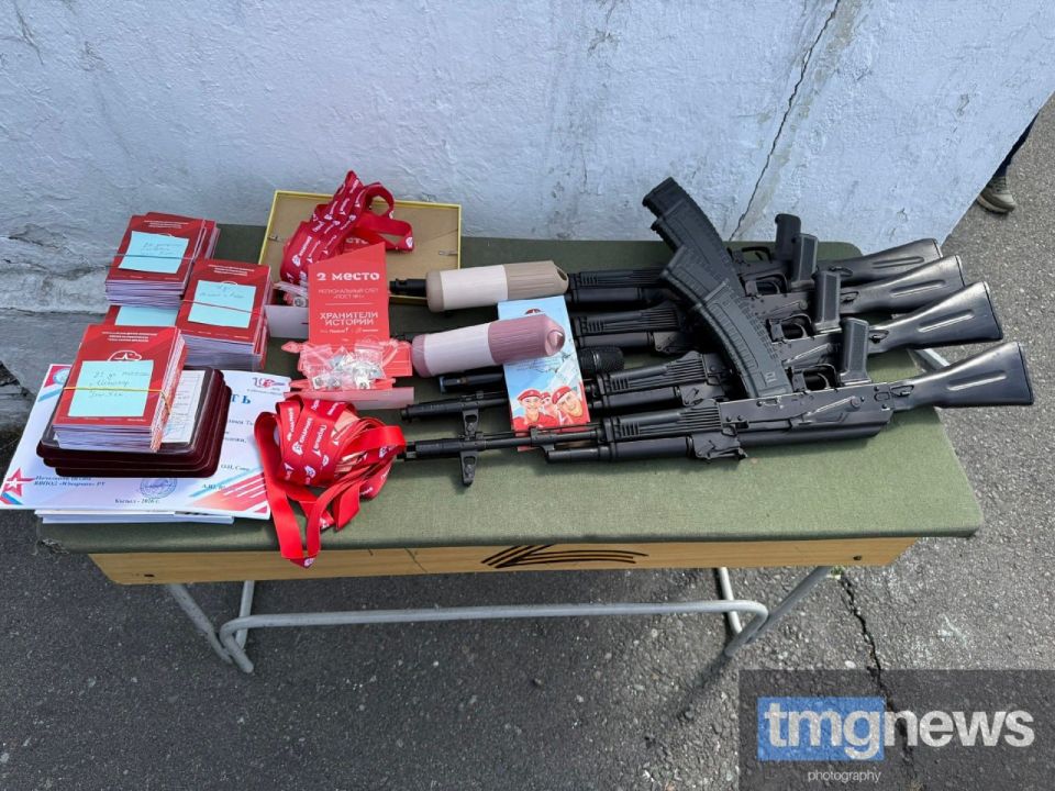 В Туве отметили 10-летие движения «Юнармия»: награждение школ и посвящение новых юнармейцев В Туве отметили 10-летие движения «Юнармия»: награждение школ и посвящение новых юнармейцев