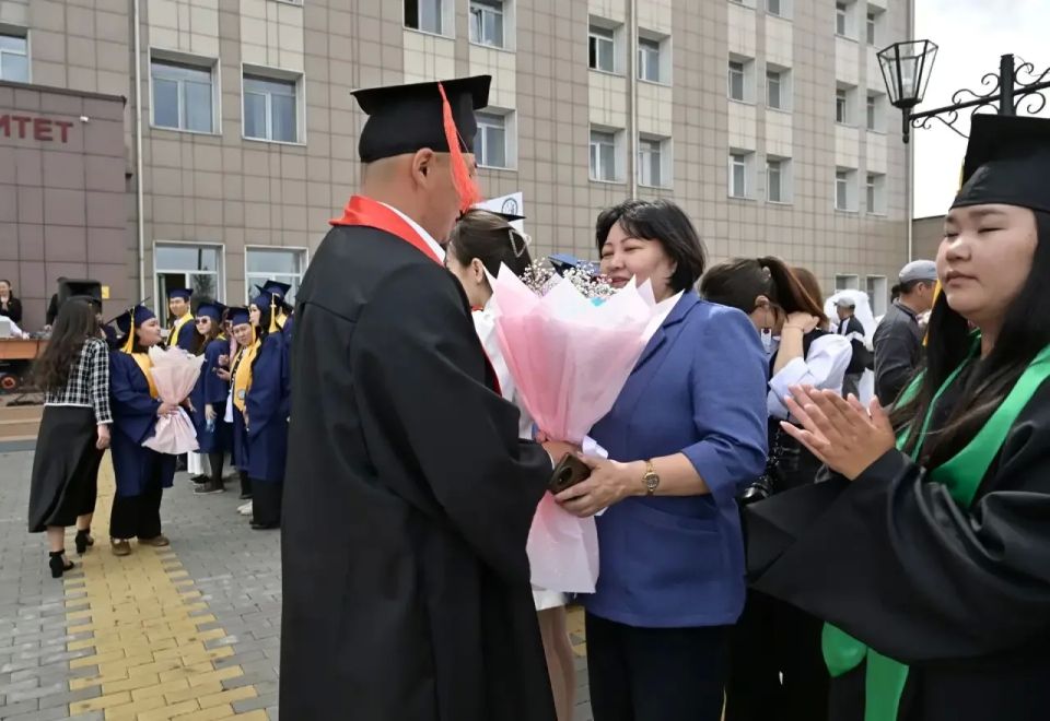 Владислав Ховалыг: В Тувинском государственном университете прозвучали последние звонки Владислав Ховалыг: В Тувинском государственном университете прозвучали последние звонки
