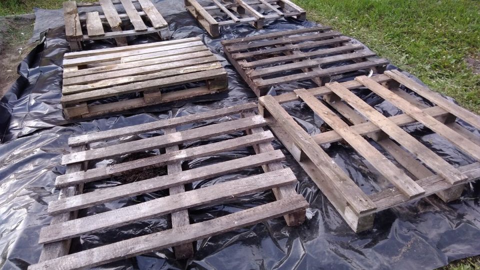 Необычное использование строительных поддонов: огород без проблем