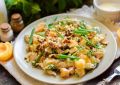 Салат с курицей, абрикосами и грецкими орехами