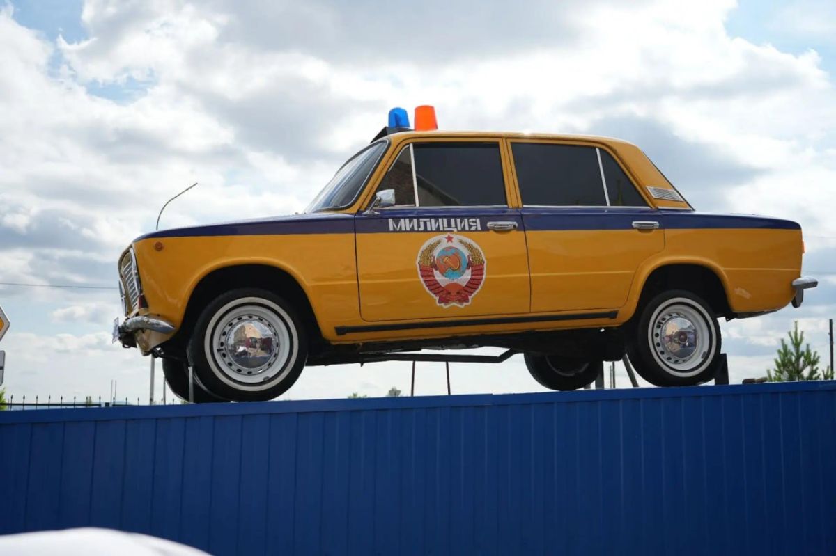 В Госавтоинспекции Тувы открыт памятник легендарному автомобилю «Канарейка» В Госавтоинспекции Тувы открыт памятник легендарному автомобилю «Канарейка»