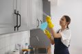 Липкий налет на кухонных шкафах: как вернуть первозданную чистоту