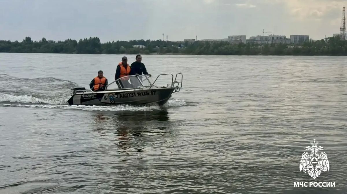 В Туве сотрудники МЧС России извлекли из реки Енисей тело мужчины В Туве сотрудники МЧС России извлекли из реки Енисей тело мужчины