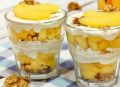 Нежный творожный десерт с персиками и грецкими орехами