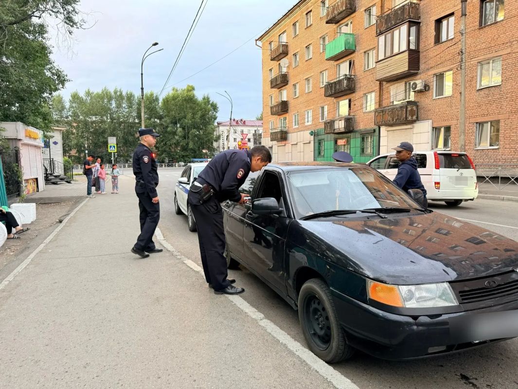 Госавтоинспекторы Кызыла провели оперативно-профилактическое мероприятие «Сплошные проверки» Госавтоинспекторы Кызыла провели оперативно-профилактическое мероприятие «Сплошные проверки»