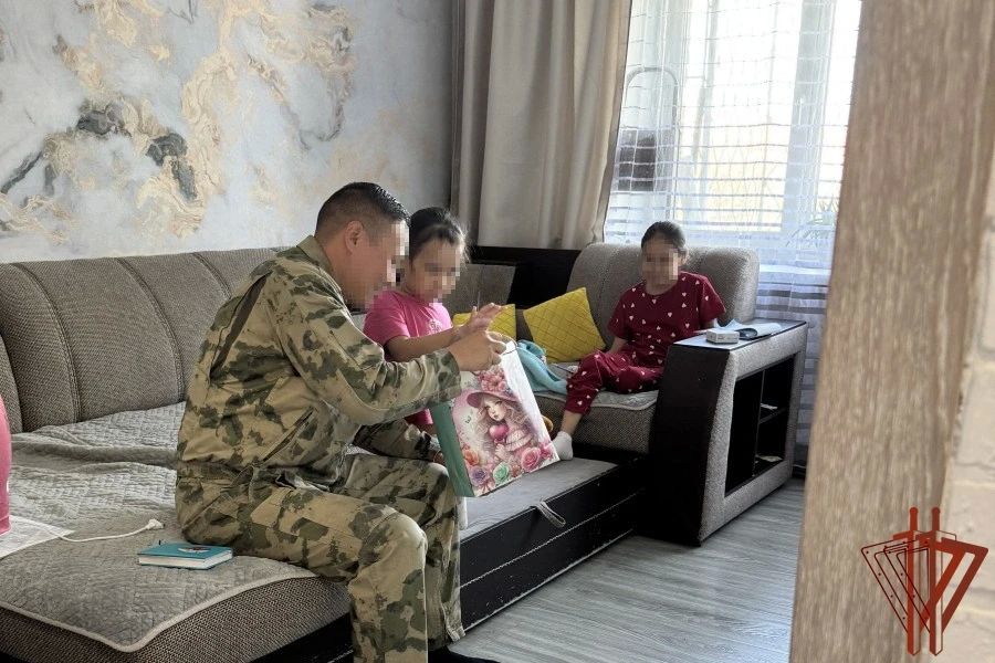 Росгвардейцы приняли участие в благотворительных акциях и помогли детям подготовиться к новому учебному году в Сибири Росгвардейцы приняли участие в благотворительных акциях и помогли детям подготовиться к новому учебному году в Сибири