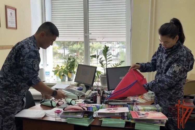 Росгвардейцы приняли участие в благотворительных акциях и помогли детям подготовиться к новому учебному году в Сибири Росгвардейцы приняли участие в благотворительных акциях и помогли детям подготовиться к новому учебному году в Сибири