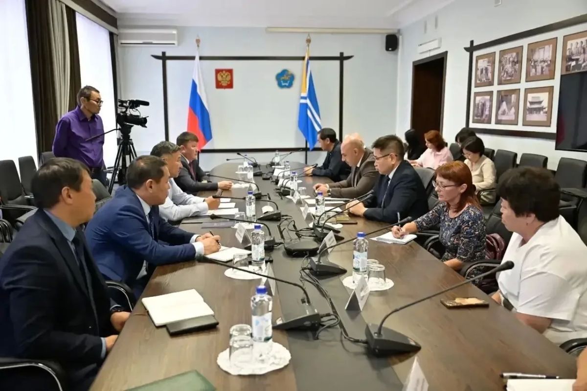 Глава Тувы накануне провел встречу с собственниками АЗС, работающими в районах республики