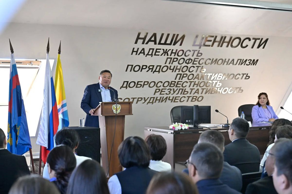 В День финансиста Владислав Ховалыг вручил поощрения и государственные награды сотрудникам Управления Федерального казначейства по Республике Тыва В День финансиста Владислав Ховалыг вручил поощрения и государственные награды сотрудникам Управления Федерального казначейства по Республике Тыва