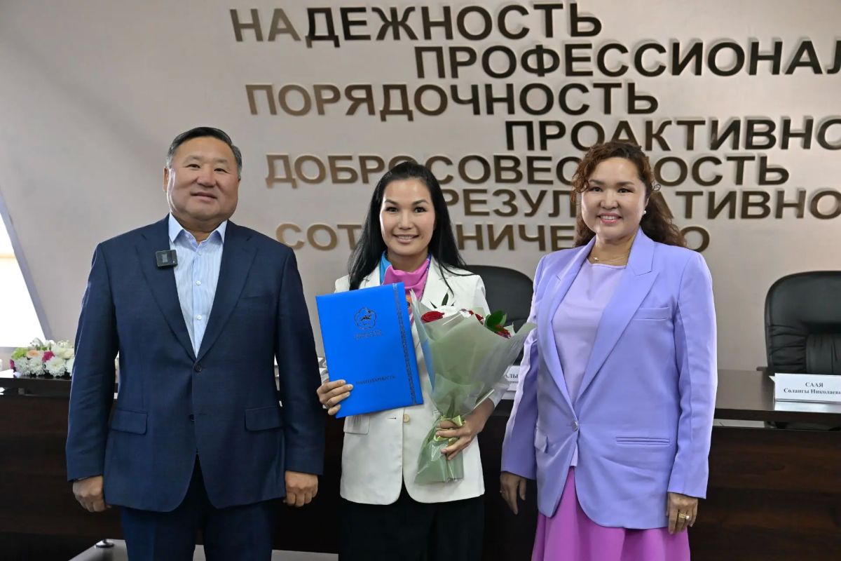 В День финансиста Владислав Ховалыг вручил поощрения и государственные награды сотрудникам Управления Федерального казначейства по Республике Тыва В День финансиста Владислав Ховалыг вручил поощрения и государственные награды сотрудникам Управления Федерального казначейства по Республике Тыва