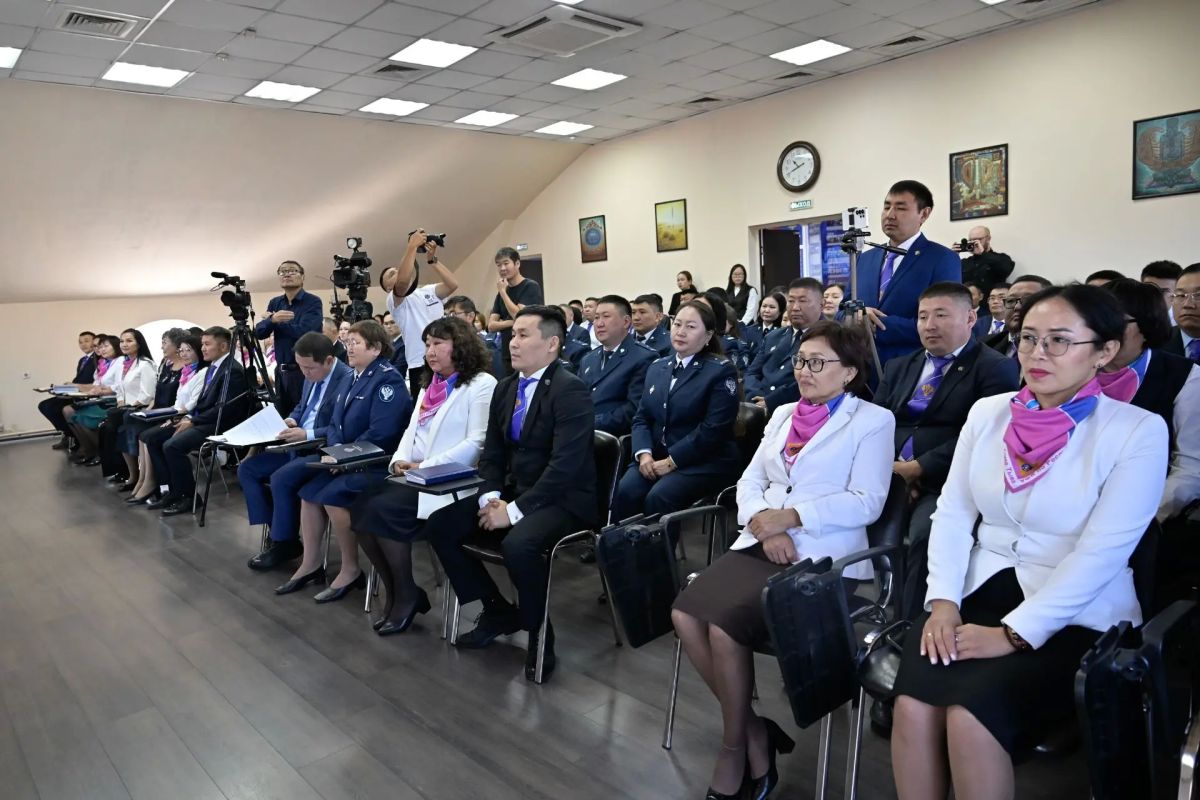 В День финансиста Владислав Ховалыг вручил поощрения и государственные награды сотрудникам Управления Федерального казначейства по Республике Тыва В День финансиста Владислав Ховалыг вручил поощрения и государственные награды сотрудникам Управления Федерального казначейства по Республике Тыва