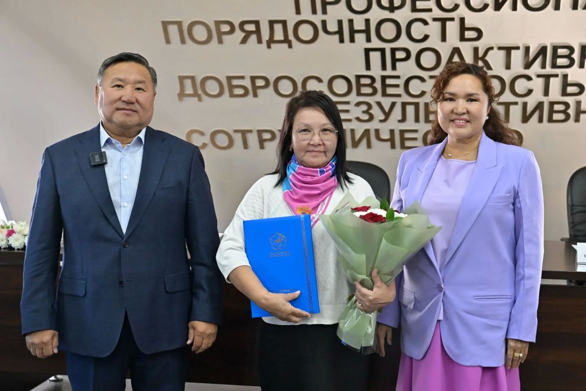 В День финансиста Владислав Ховалыг вручил поощрения и государственные награды сотрудникам Управления Федерального казначейства по Республике Тыва В День финансиста Владислав Ховалыг вручил поощрения и государственные награды сотрудникам Управления Федерального казначейства по Республике Тыва