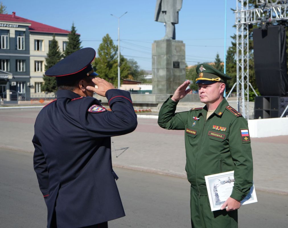 В Кызыле прошел гарнизонный развод сил и средств правоохранительных структур региона В Кызыле прошел гарнизонный развод сил и средств правоохранительных структур региона