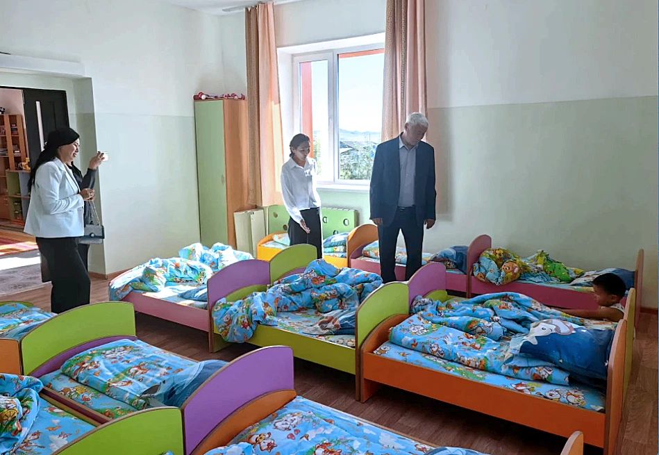 За последние пять лет Тес-Хемский кожуун развивается по всем направлениям: строятся дороги и мосты, укрепляются набережные рек, вводятся в эксплуатацию десятки домов, в том числе для детей-сирот, обустраиваются общественные... За последние пять лет Тес-Хемский кожуун развивается по всем направлениям: строятся дороги и мосты, укрепляются набережные рек, вводятся в эксплуатацию десятки домов, в том числе для детей-сирот, обустраиваются общественные...