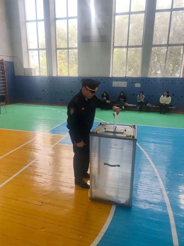 Сотрудники МВД по Республике Тыва принимают участие в голосовании Сотрудники МВД по Республике Тыва принимают участие в голосовании