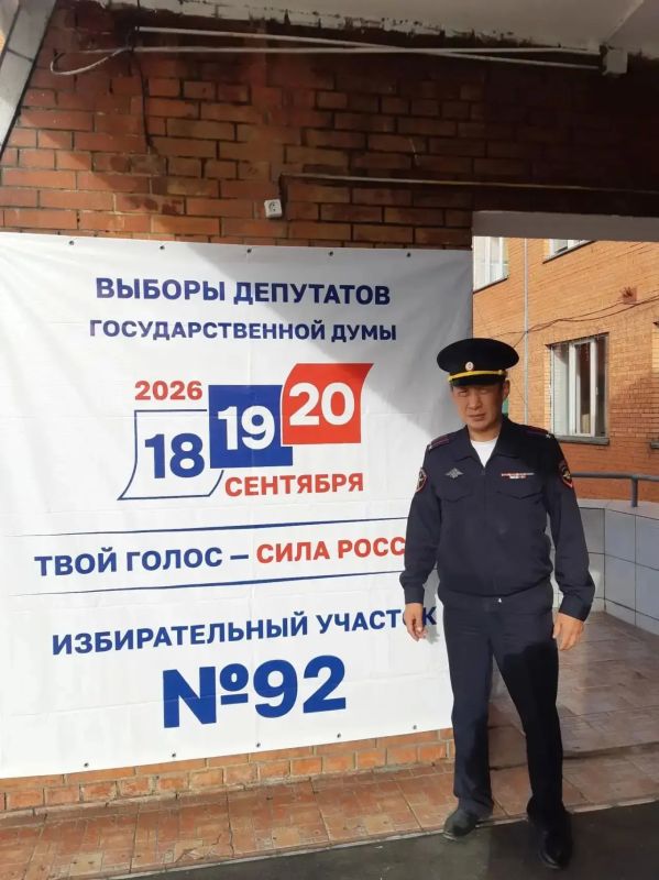 Министр внутренних дел по Республике Тыва генерал-майор полиции Юрий Заялов совместно с председателем Совета ветеранов МВД по Республике Тыва полковником полиции в отставке Валерием Тырма первыми проголосовали на своём... Министр внутренних дел по Республике Тыва генерал-майор полиции Юрий Заялов совместно с председателем Совета ветеранов МВД по Республике Тыва полковником полиции в отставке Валерием Тырма первыми проголосовали на своём...