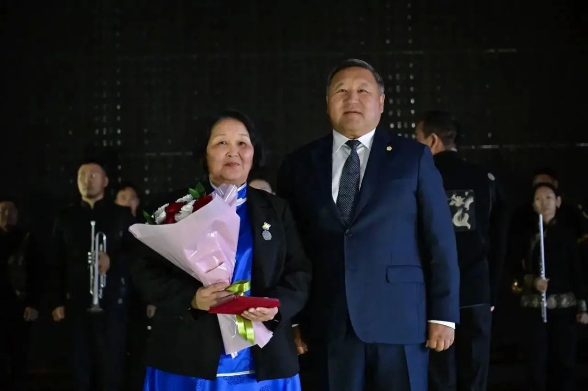Сегодня в Доме народного творчества в Кызыле состоялось торжественное собрание, посвященное 95летию Национальной библиотеки имени А.С. Пушкина. Глава Тувы Владислав Ховалыг стал почетным гостем мероприятия и в честь... Сегодня в Доме народного творчества в Кызыле состоялось торжественное собрание, посвященное 95летию Национальной библиотеки имени А.С. Пушкина. Глава Тувы Владислав Ховалыг стал почетным гостем мероприятия и в честь...