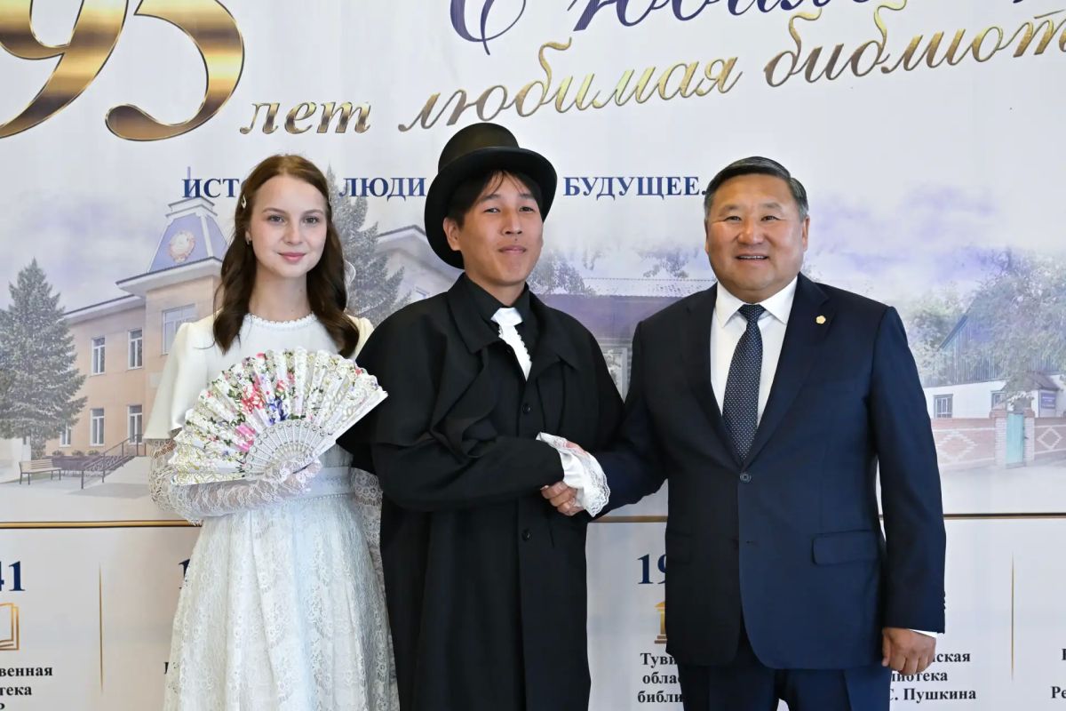 Сегодня в Доме народного творчества в Кызыле состоялось торжественное собрание, посвященное 95летию Национальной библиотеки имени А.С. Пушкина. Глава Тувы Владислав Ховалыг стал почетным гостем мероприятия и в честь... Сегодня в Доме народного творчества в Кызыле состоялось торжественное собрание, посвященное 95летию Национальной библиотеки имени А.С. Пушкина. Глава Тувы Владислав Ховалыг стал почетным гостем мероприятия и в честь...