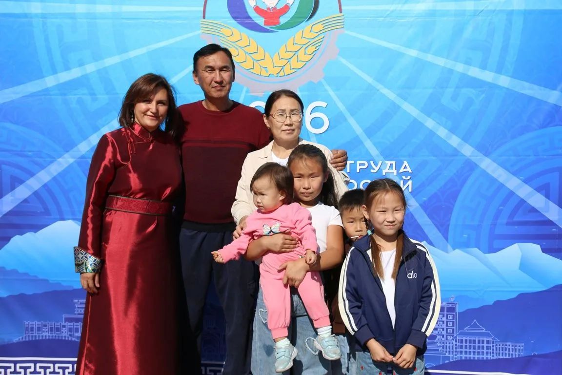 Сегодня в Кызылском семейном парке прошёл фестиваль, посвященный Дню многодетных семей, с фотосессией Сегодня в Кызылском семейном парке прошёл фестиваль, посвященный Дню многодетных семей, с фотосессией