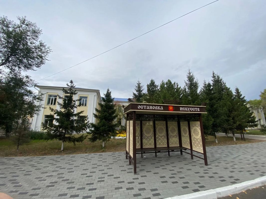 Напротив ККИ появилась остановка с символичным названием "Искусство" Напротив ККИ появилась остановка с символичным названием "Искусство"