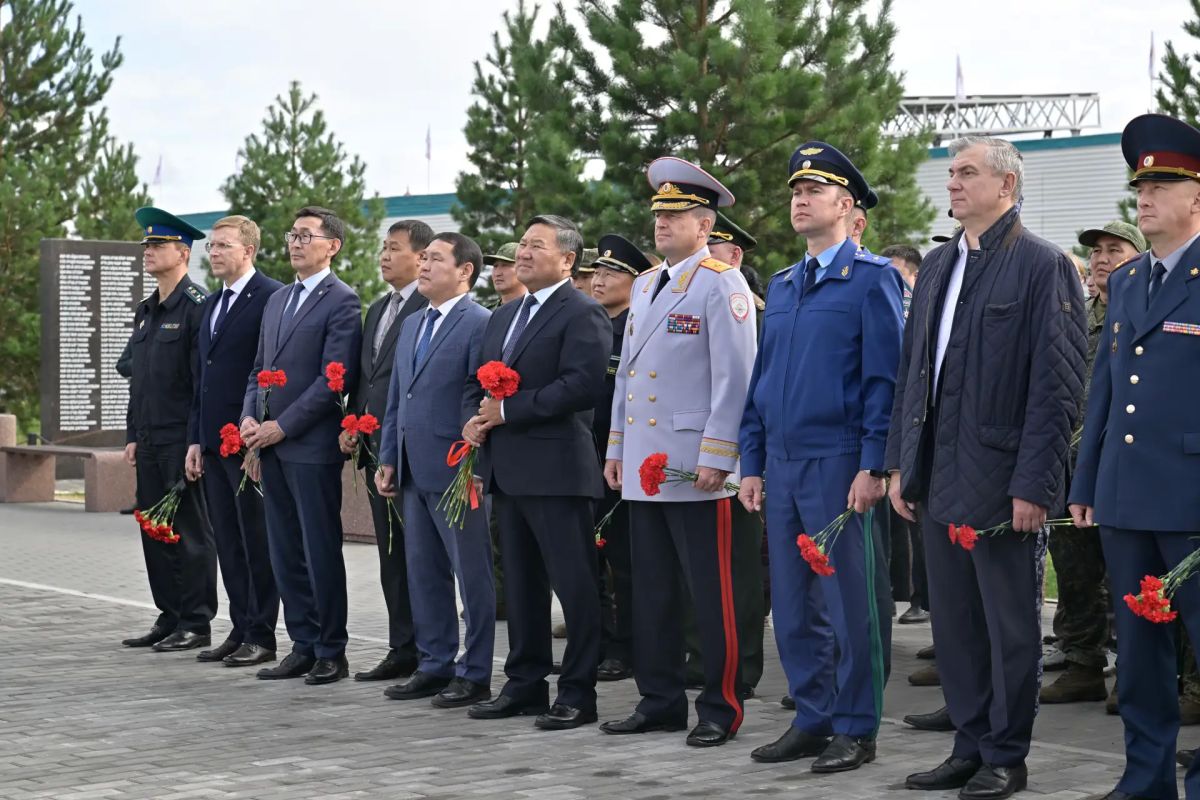 Памятник участникам специальной военной операции в Кызыле дополнила композиция с летящими журавлями Памятник участникам специальной военной операции в Кызыле дополнила композиция с летящими журавлями
