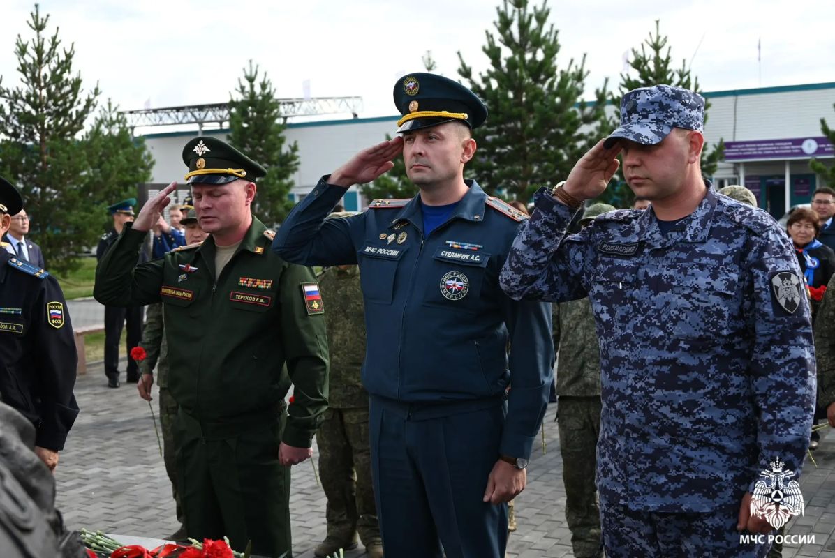 Руководство Главного управления МЧС России по Республике Тыва почтило память героев СВО у обновленного мемориала Руководство Главного управления МЧС России по Республике Тыва почтило память героев СВО у обновленного мемориала