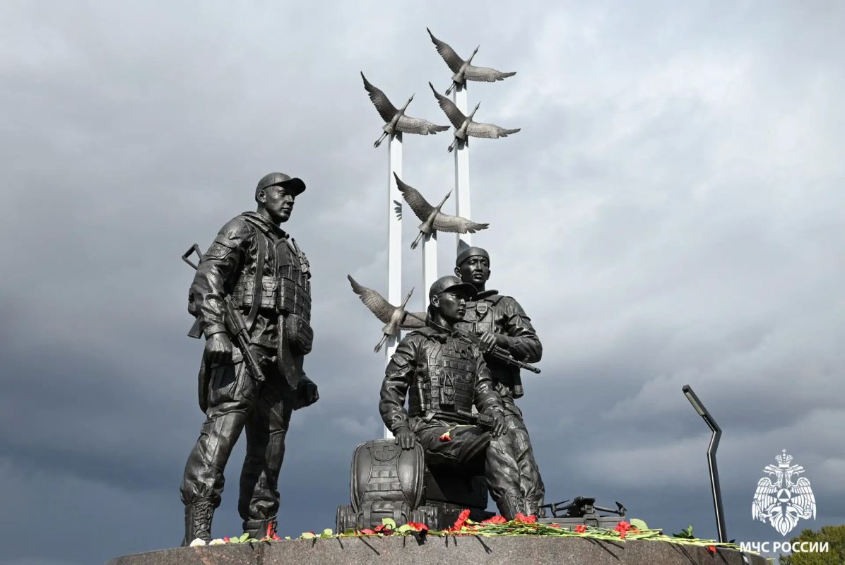 Руководство Главного управления МЧС России по Республике Тыва почтило память героев СВО у обновленного мемориала Руководство Главного управления МЧС России по Республике Тыва почтило память героев СВО у обновленного мемориала