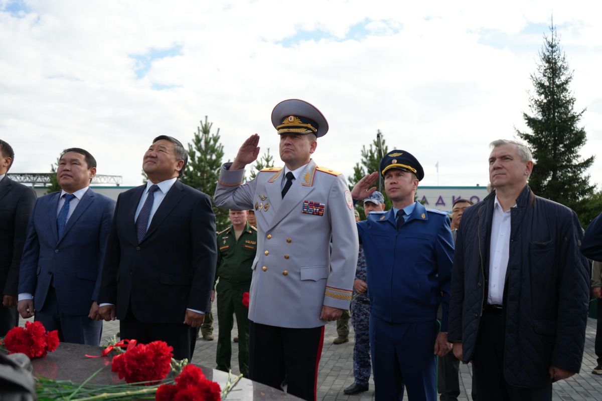 Руководство МВД по Республике Тыва приняло участие в открытии обновленного скульптурного комплекса участникам СВО Руководство МВД по Республике Тыва приняло участие в открытии обновленного скульптурного комплекса участникам СВО