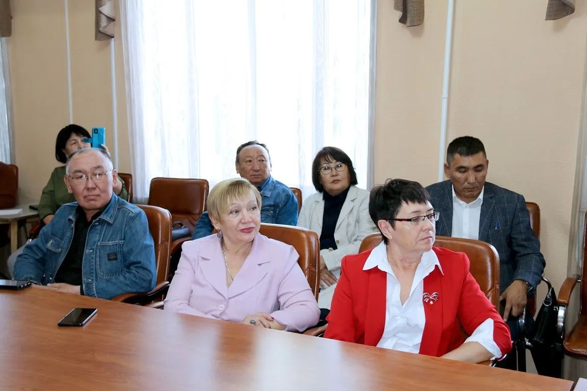 Сегодня в здании Верховного Хурала состоялась презентация архивно-исторического издания «Совет мужчин и отцов Республики Тыва Сегодня в здании Верховного Хурала состоялась презентация архивно-исторического издания «Совет мужчин и отцов Республики Тыва