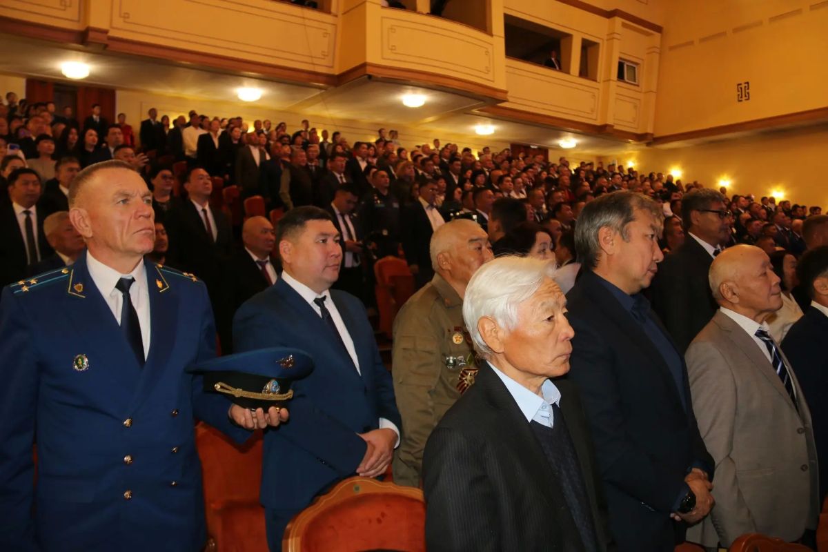 Владислав Ховалыг официально вступил в должность Главы Республики Тыва Владислав Ховалыг официально вступил в должность Главы Республики Тыва