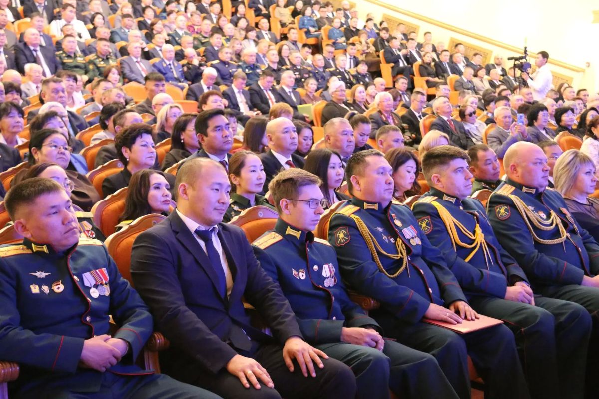 Владислав Ховалыг официально вступил в должность Главы Республики Тыва Владислав Ховалыг официально вступил в должность Главы Республики Тыва