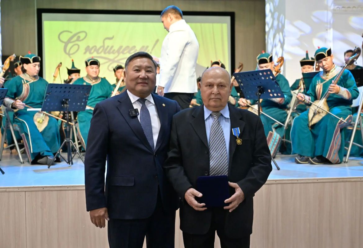 Владислав Ховалыг поздравил заслуженного работника культуры России Виктора Нагорного с юбилеем Владислав Ховалыг поздравил заслуженного работника культуры России Виктора Нагорного с юбилеем