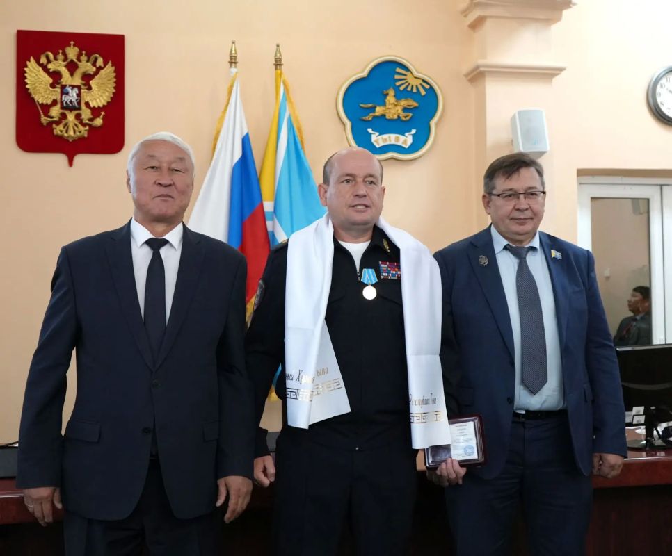 Министр внутренних дел по Республике Тыва награжден памятной медалью Верховного Хурала Министр внутренних дел по Республике Тыва награжден памятной медалью Верховного Хурала
