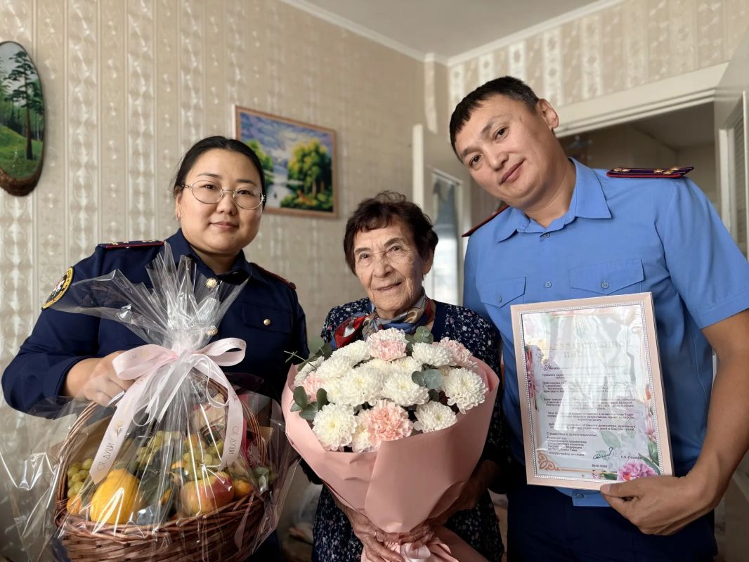 Сотрудники следственного управления поздравили труженицу тыла с 95-летием и Международным днем пожилых людей Сотрудники следственного управления поздравили труженицу тыла с 95-летием и Международным днем пожилых людей