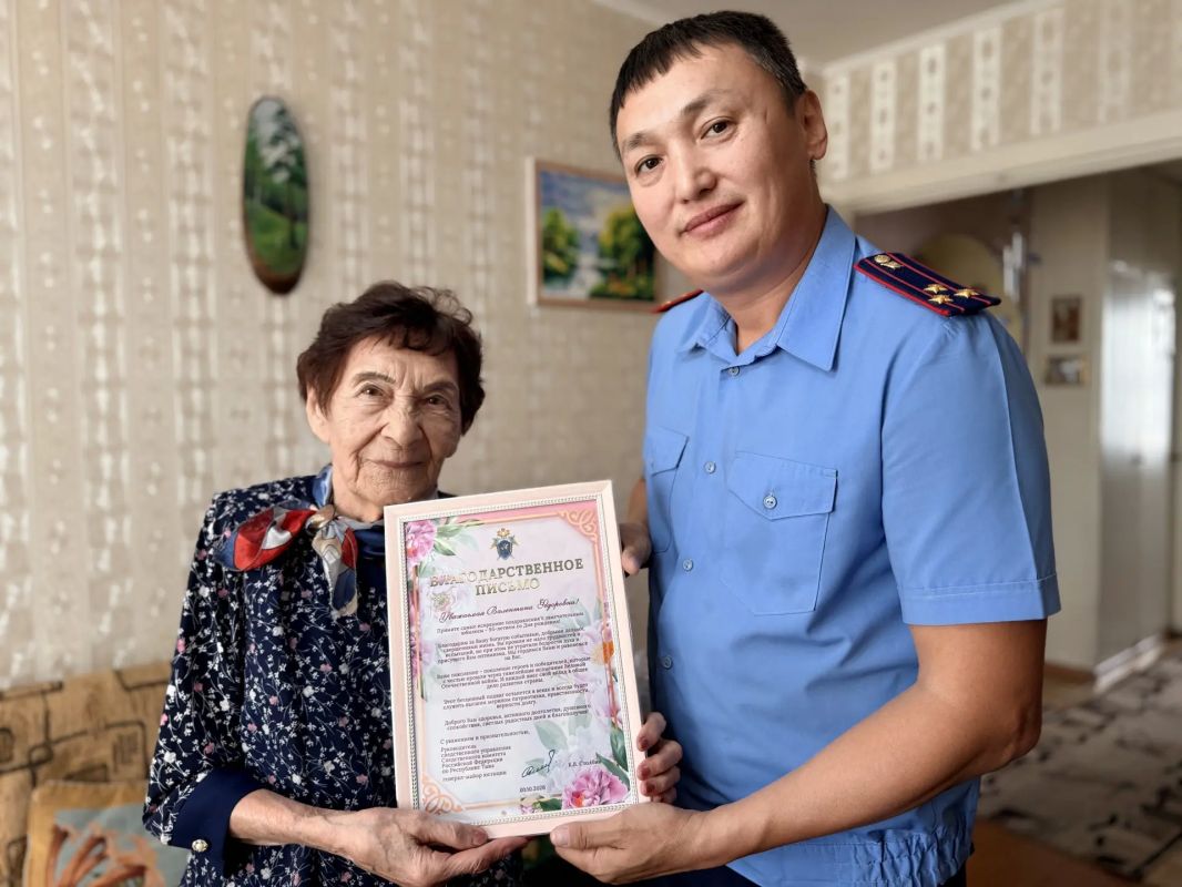 Сотрудники следственного управления поздравили труженицу тыла с 95-летием и Международным днем пожилых людей Сотрудники следственного управления поздравили труженицу тыла с 95-летием и Международным днем пожилых людей