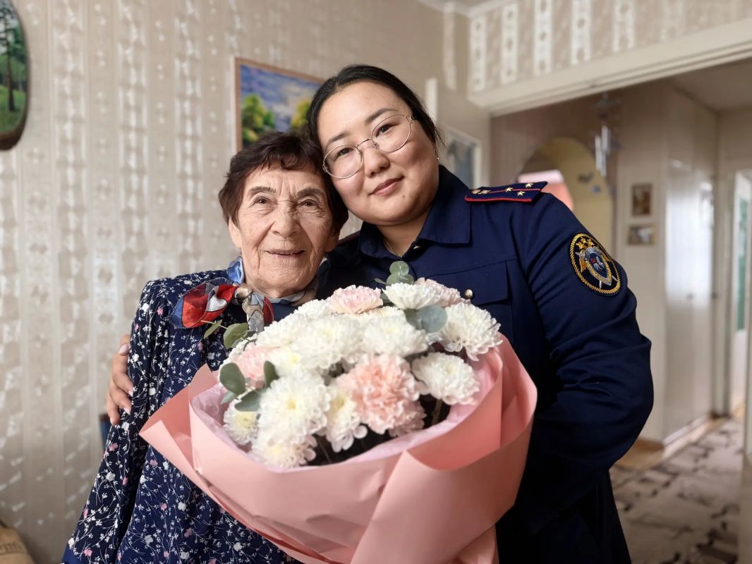 Сотрудники следственного управления поздравили труженицу тыла с 95-летием и Международным днем пожилых людей Сотрудники следственного управления поздравили труженицу тыла с 95-летием и Международным днем пожилых людей