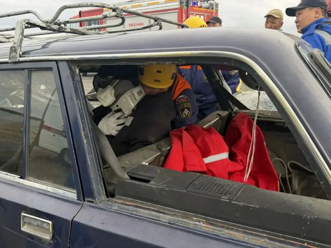 В Туве на автодороге «Кызыл-Эрзин» проведено масштабное учение по ликвидации последствий ДТП В Туве на автодороге «Кызыл-Эрзин» проведено масштабное учение по ликвидации последствий ДТП