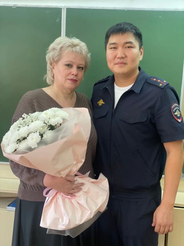 С профессиональным праздником свою учительницу поздравляет сотрудник МВД по Республике Тыва Начын Д