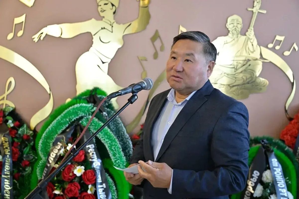 Владислав Ховалыг: Сегодня проводили в последний путь славного сына Тувы - народного писателя и талантливого журналиста Кара-Куске Кунзековича Чооду Владислав Ховалыг: Сегодня проводили в последний путь славного сына Тувы - народного писателя и талантливого журналиста Кара-Куске Кунзековича Чооду