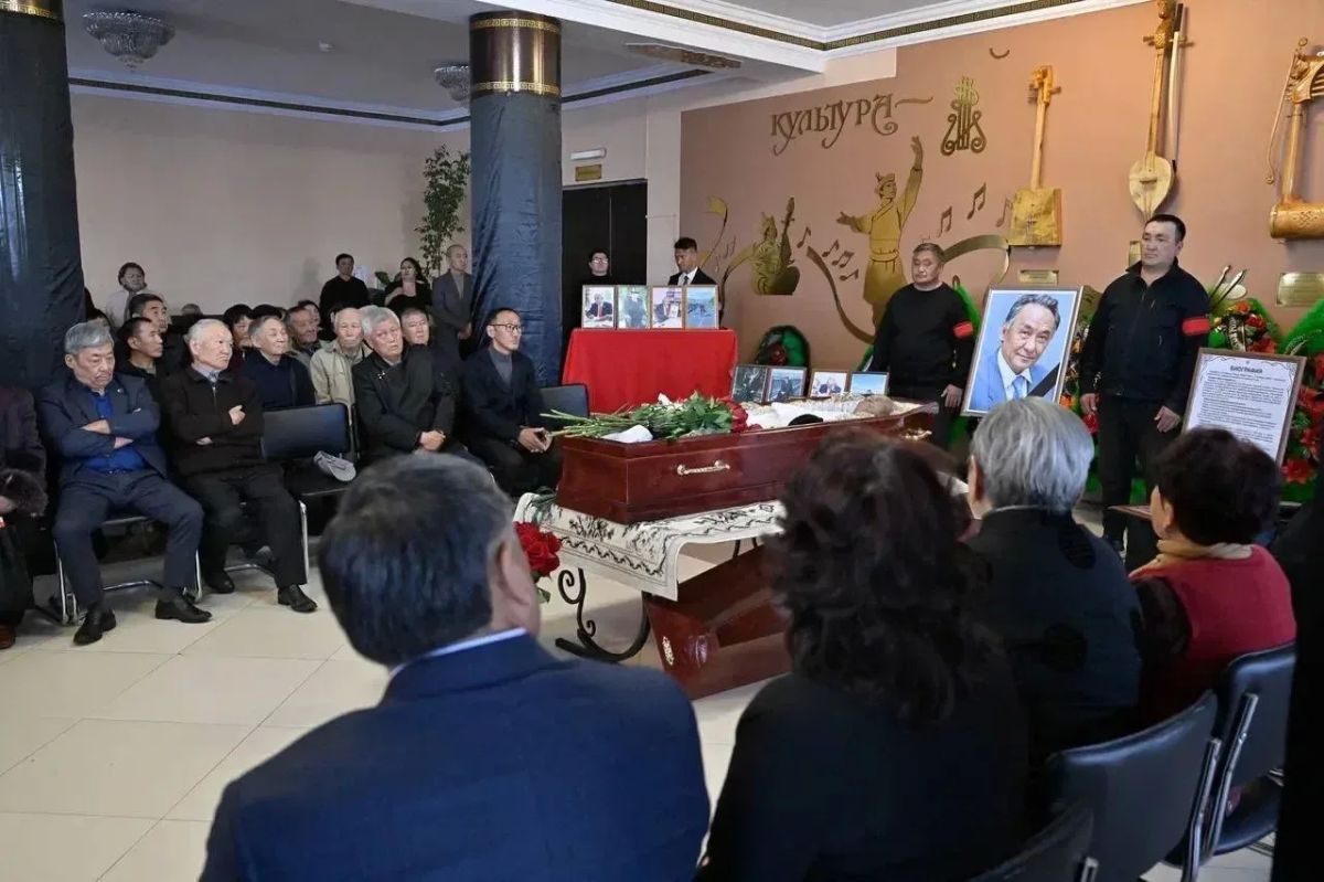 Владислав Ховалыг: Сегодня проводили в последний путь славного сына Тувы - народного писателя и талантливого журналиста Кара-Куске Кунзековича Чооду